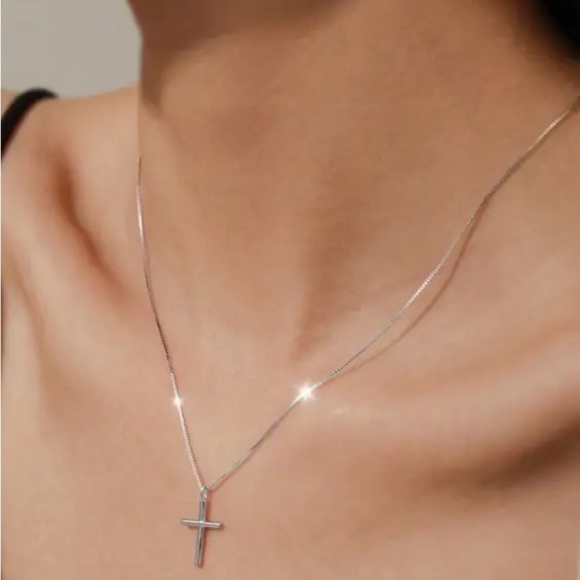 Fashionable High-End S925 Silver Cross Pendant Necklace - Picture 2 of 4